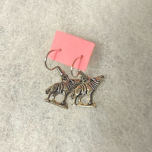 Fossil Jewelry - - Ware wolf 🐺 Stunning beautiful NWT hypoallergeniC .925 stainless buster …